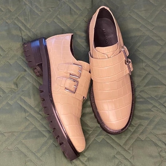 AEROSOLES Tan Crocodile Pattern Loafers - Picture 3 of 3